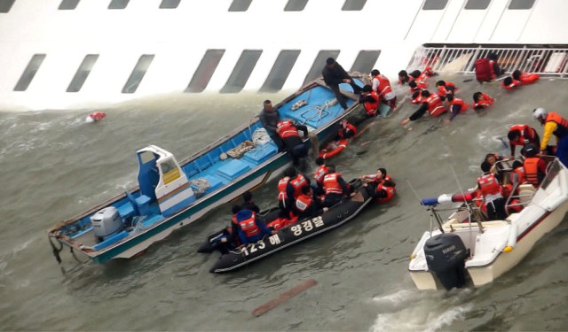 韩国总理郑烘慰问时遭婆冷水，韩客轮沉没已至9人遇难近300人失踪